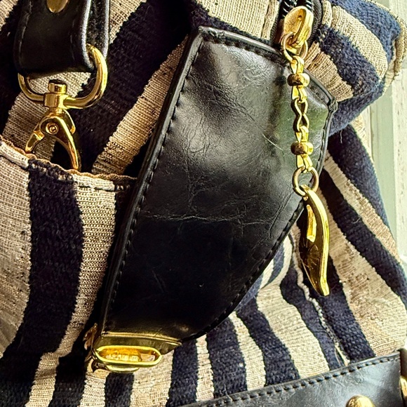 Stylish Zebra print duffle handbag. - Picture 2 of 12